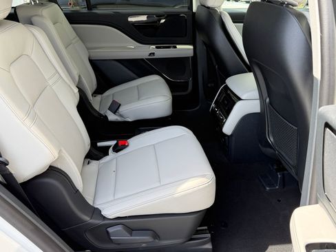 New 2026 Lincoln Aviator AWD image 16