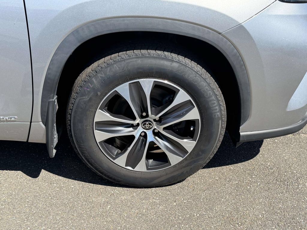 Used 2023 Toyota Highlander XLE AWD/4WD image 10