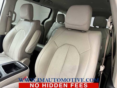 Used 2021 Chrysler Pacifica Touring-L image 13