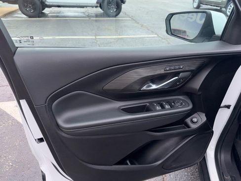 Used 2024 GMC Terrain SLT image 13