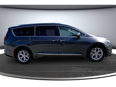 Used 2020 Chrysler Pacifica Limited FWD image 15