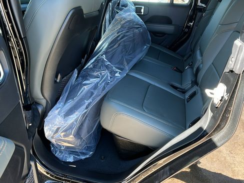 New 2025 Jeep Gladiator Mojave image 18