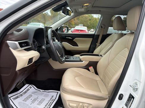 Used 2022 Toyota Highlander XLE image 21