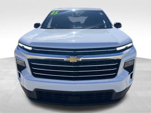 Used 2025 Chevrolet Traverse LT image 9