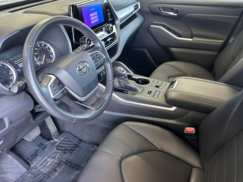 Certified 2024 Toyota Highlander XLE AWD/4WD image 9