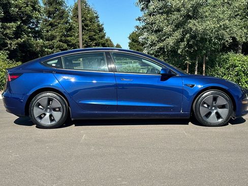 Used 2023 Tesla Model 3 Standard Range RWD image 3