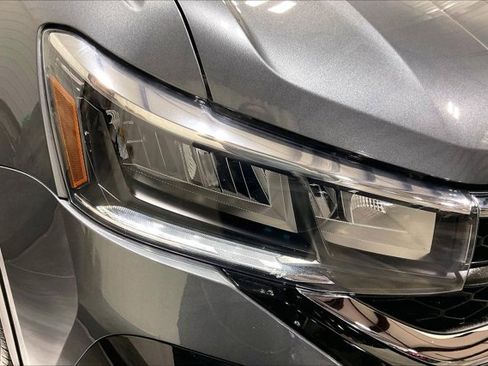 Used 2024 Volkswagen Taos SE image 28