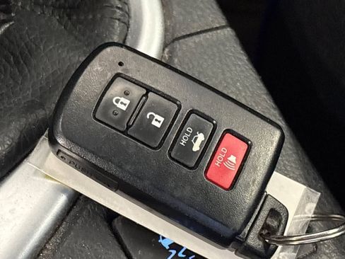 Used 2018 Toyota Corolla SE w/ Carpet Mat Package (TMS) FWD image 28