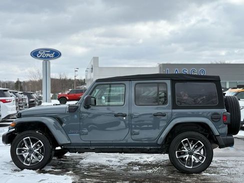 Used 2024 Jeep Wrangler Unlimited image 41