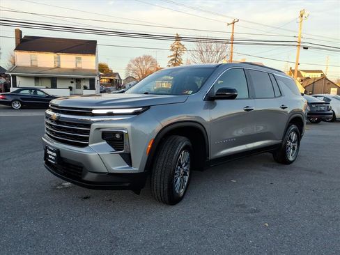 Used 2025 Chevrolet Traverse LT image 3