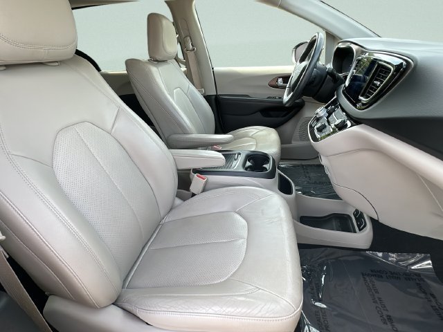 Used 2017 Chrysler Pacifica Touring-L Plus FWD image 26