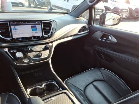 Certified 2025 Chrysler Pacifica Limited FWD image 17