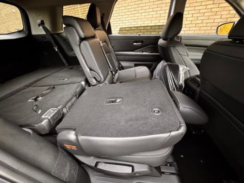New 2025 Nissan Pathfinder SL image 13