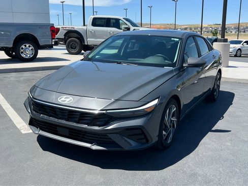 Used 2025 Hyundai Elantra SEL FWD image 2