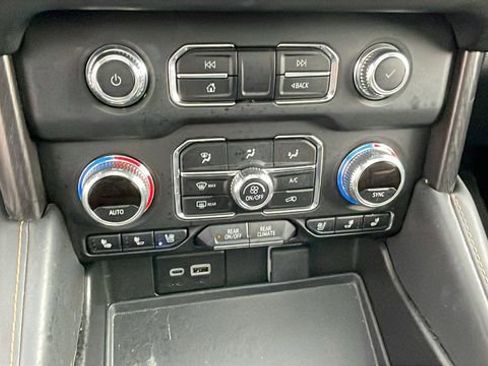 Used 2024 GMC Yukon XL AT4 w/ Technology Package AWD/4WD image 19