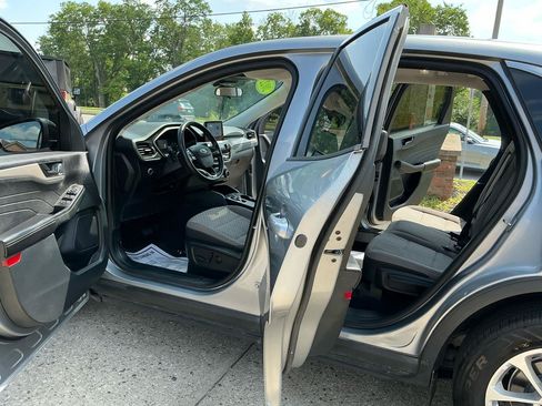 Used 2022 Ford Escape SE w/ Convenience Package FWD image 9