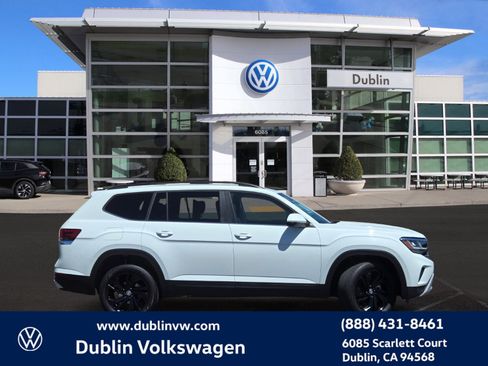 Used 2023 Volkswagen Atlas SE w/ Panoramic Sunroof Package FWD image 3