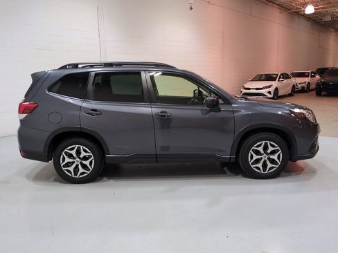 Used 2022 Subaru Forester Premium AWD/4WD image 2