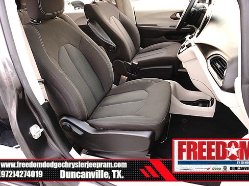 Used 2023 Chrysler Voyager LX image 17