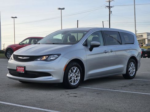 Used 2023 Chrysler Voyager LX image 3