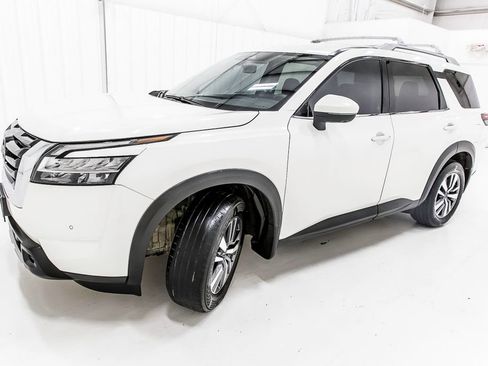 Used 2024 Nissan Pathfinder SL w/ Cargo Package FWD image 2