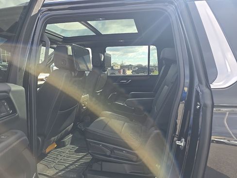 Used 2025 GMC Yukon XL Denali w/ Denali Reserve Package image 15
