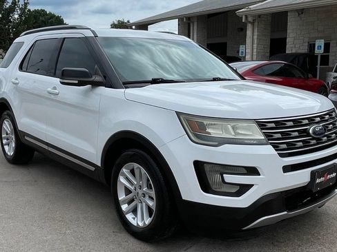 Used 2017 Ford Explorer XLT w/ Equipment Group 201A FWD image 2