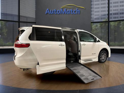 Used 2019 Toyota Sienna XLE w/ XLE Navigation Package FWD image 14