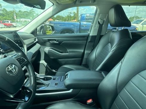 Used 2021 Toyota Highlander XLE AWD/4WD image 17