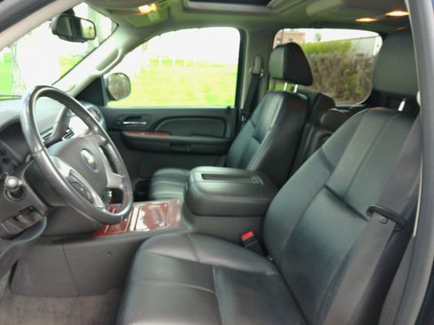 Used 2008 Chevrolet Suburban LTZ w/ LTZ Preferred Equipment Group AWD/4WD image 22