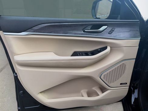 Used 2022 Jeep Grand Cherokee Limited image 21