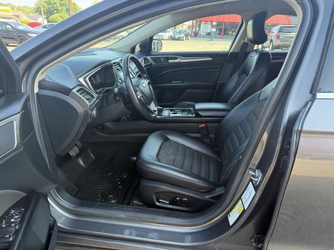 Used 2017 Ford Fusion SE w/ Equipment Group 201A FWD image 11
