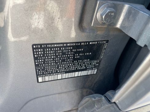 Used 2025 Volkswagen Taos SE image 11