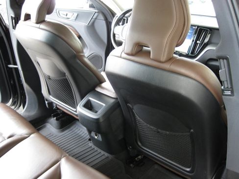 Used 2019 Volvo XC60 T5 Momentum w/ Premium Package FWD image 33
