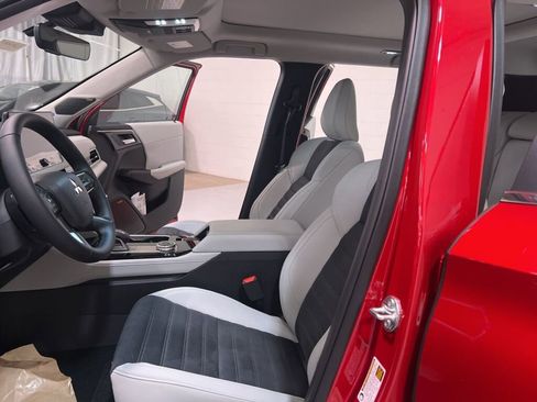 New 2025 Mitsubishi Outlander SE image 10