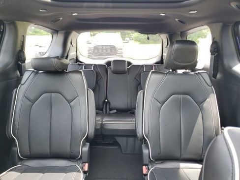 Used 2026 Chrysler Pacifica Limited w/ S Appearance Package FWD image 13