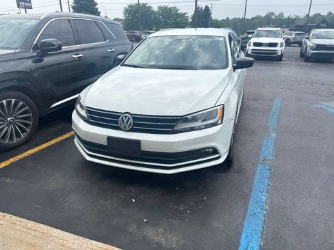 Used 2016 Volkswagen Jetta Sport FWD image 4