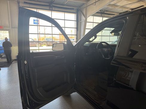 Used 2023 Chevrolet Silverado 1500 LT w/ Z71 Off-Road Package image 5
