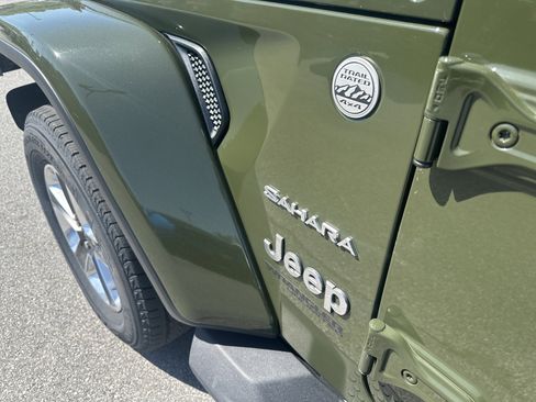 Used 2022 Jeep Wrangler Unlimited Sahara w/ Cold Weather Group AWD/4WD image 12