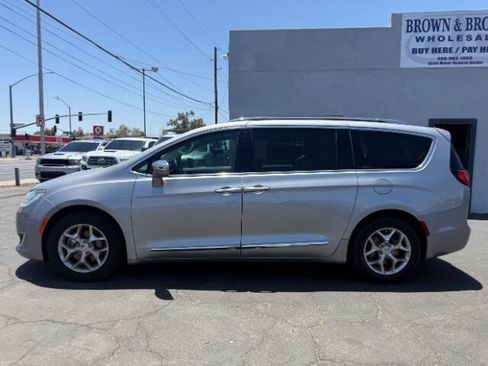 Used 2017 Chrysler Pacifica Limited w/ UConnect Theater Package FWD image 6