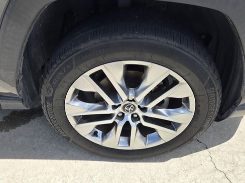 Used 2020 Toyota RAV4 Limited FWD image 12
