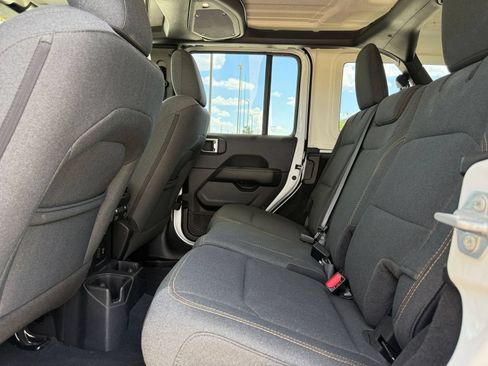 Used 2025 Jeep Wrangler Unlimited Sahara AWD/4WD image 25