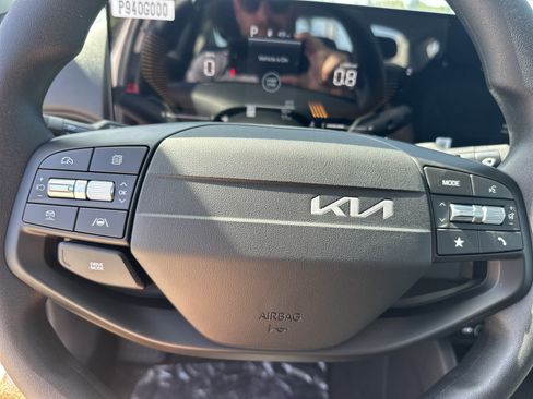 New 2025 Kia K4 LXS image 18