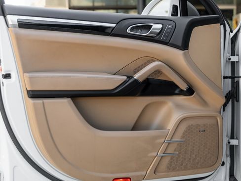 Used 2017 Porsche Cayenne S image 19
