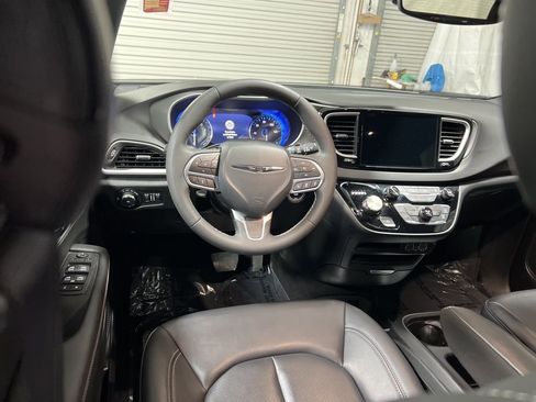 Used 2025 Chrysler Pacifica Select image 15