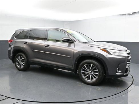 Used 2019 Toyota Highlander XLE image 3