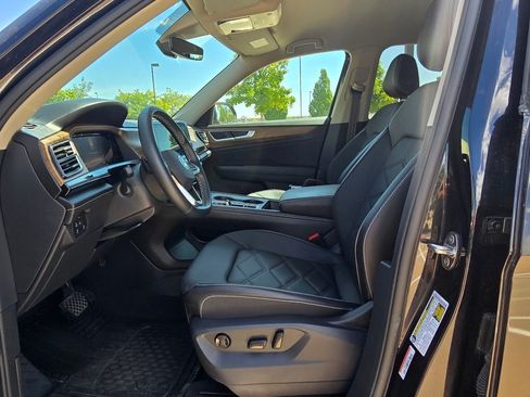 Used 2025 Volkswagen Atlas SE AWD/4WD image 13