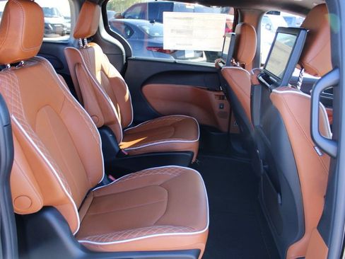 New 2026 Chrysler Pacifica Pinnacle image 32