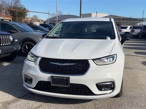 Used 2024 Chrysler Pacifica Touring-L image 25