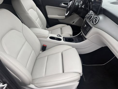 Used 2017 Mercedes-Benz GLA 250 4MATIC w/ Premium Package image 12